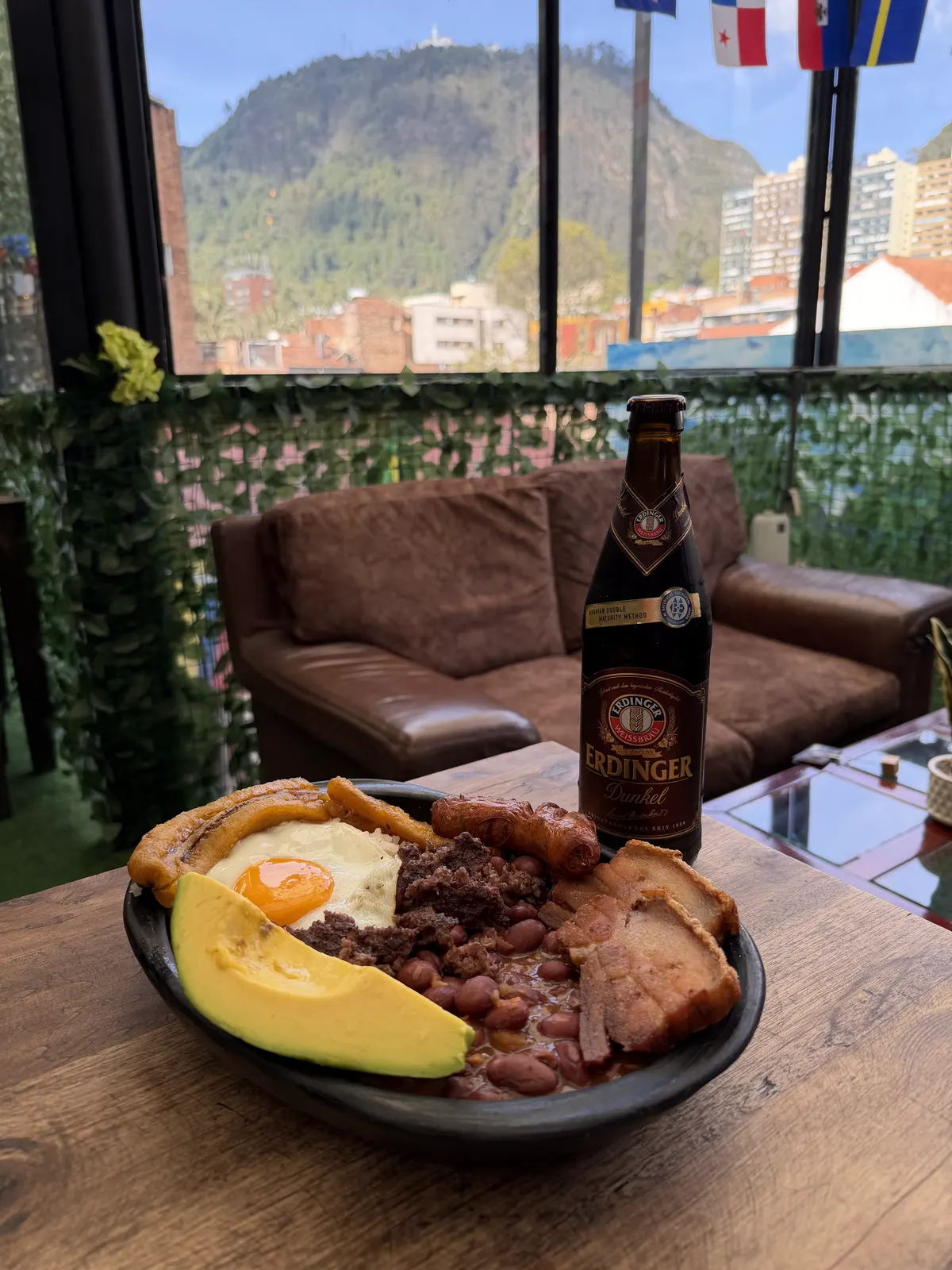 La terraza, con Monserrate de fondo — MAMBE