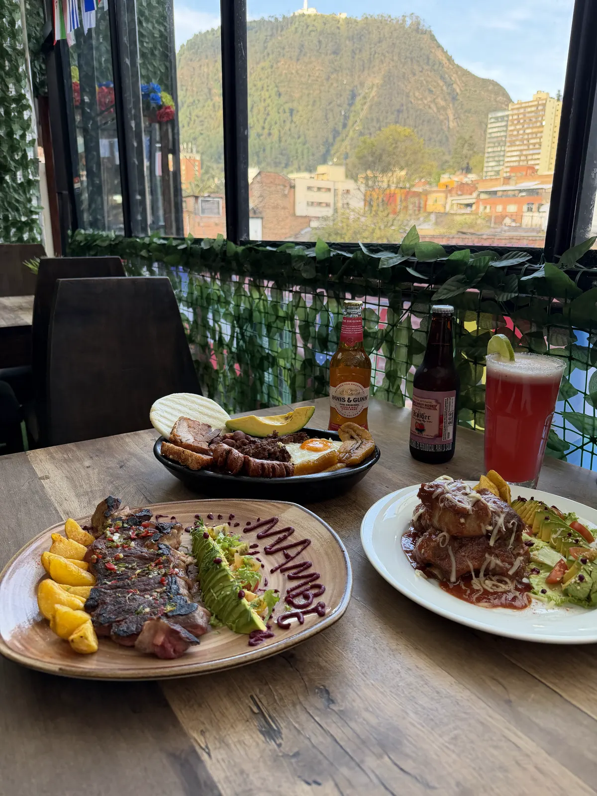 La mesa servida, frente al cerro — MAMBE